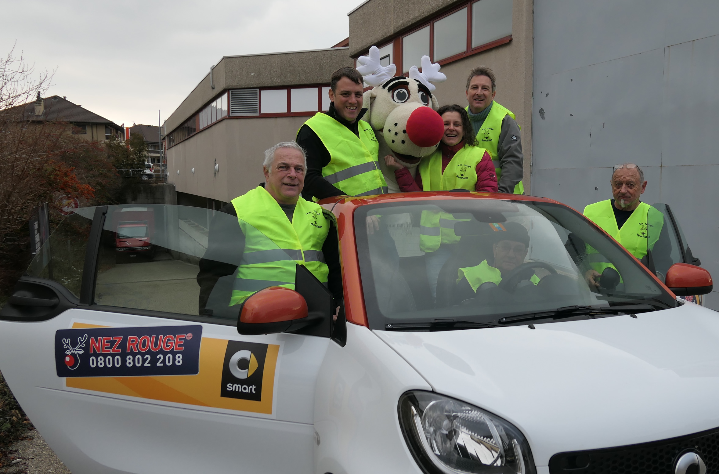 Les membres du comité d'organisation de Nez Rouge, prêts à rapatrier à bon port les gens durant le mois de décembre. Ici, avec leur mascotte. Photo: Nadja Hofmann